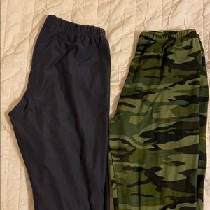 Sweetlegs Plus sized leggings. Camo  & dark gray.